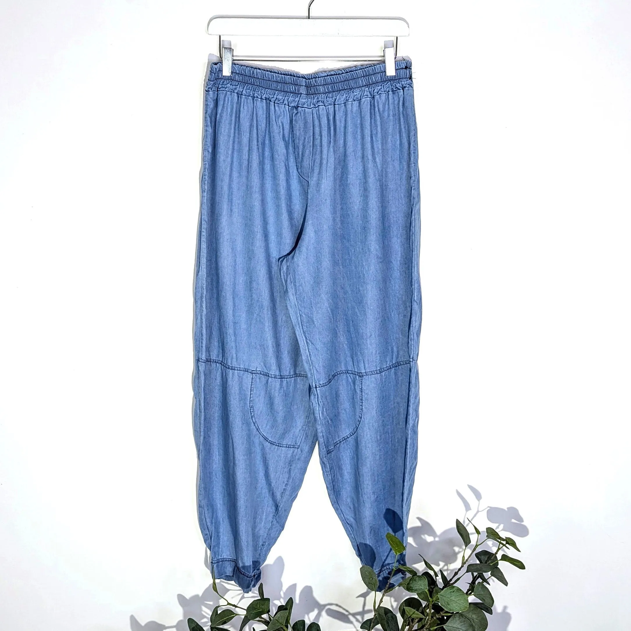 Relaxed Tencel trousers with elasticated waist and lower leg stitching (M-L)